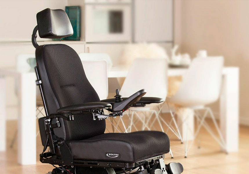 Der-Roltec-Elektrorollstuhl-in-einem-Esszimmer